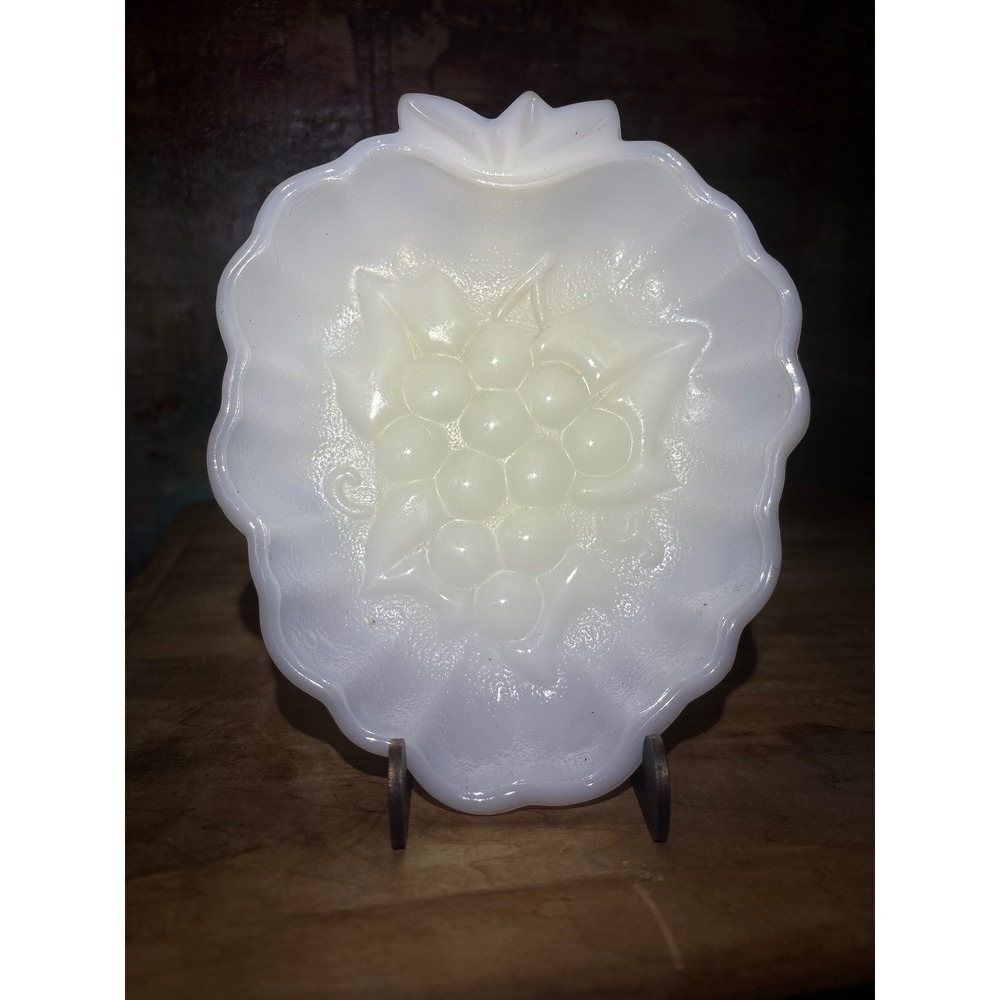 Vintage White Milk Glass Grape Cluster Trinket Dish Scalloped Leaf Bowl 6.5in